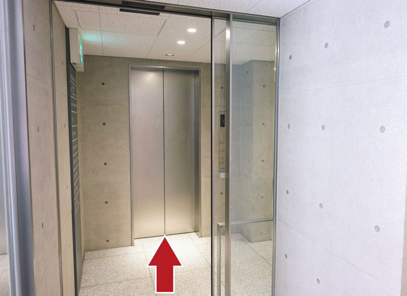 清栄ビル馬車道へ入り、左手のエレベーターで5階までお越しください。